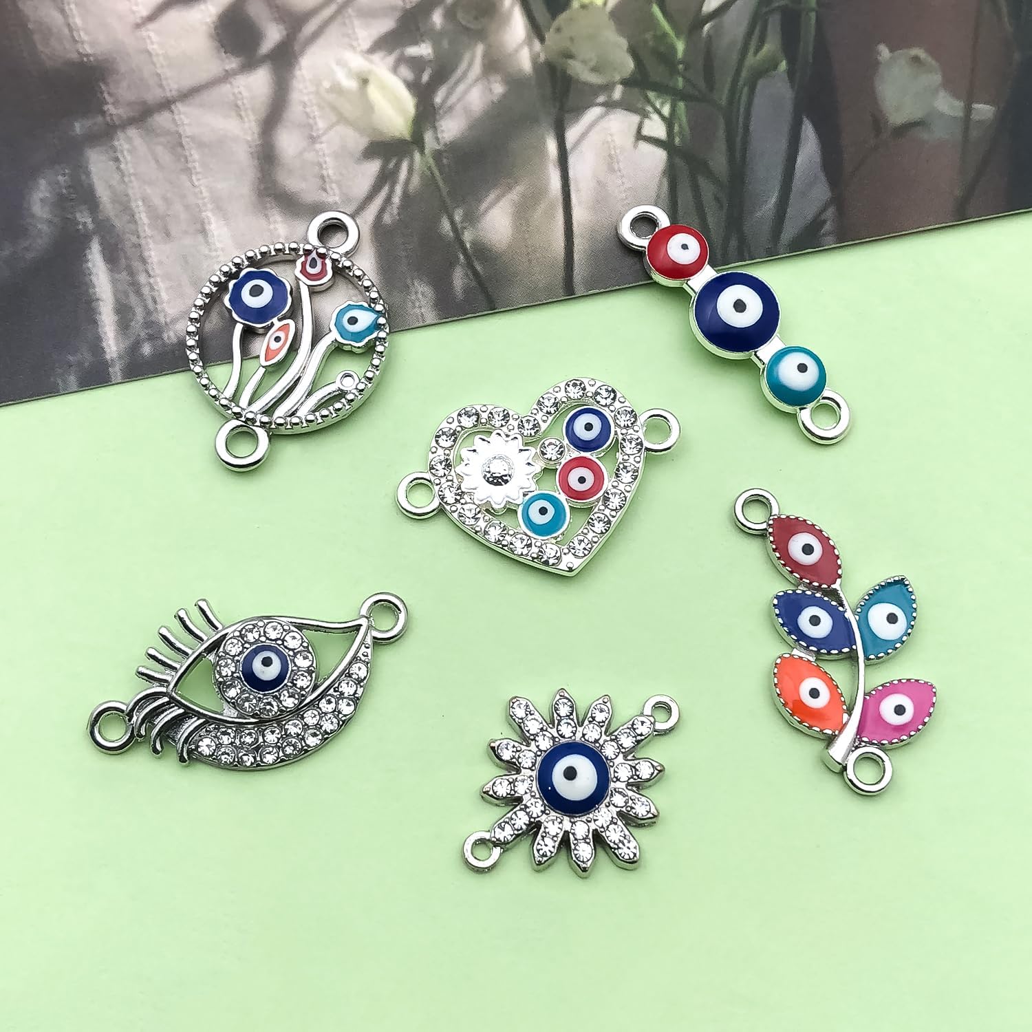 18pcs Silvery Diamond Devil's Eye Set Sunbathing Heart Pattern Wreath Pattern Pendant Jewelry Making DIY Keychain Earrings Pendant Various Design Charms for Jewelry Making Bracelets Necklace (SN372)